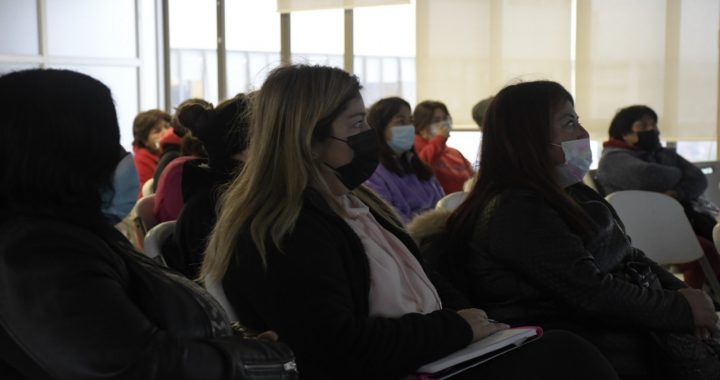 EX COMERCIANTES AMBULANTES SE CAPACITAN EN VITRINISMO