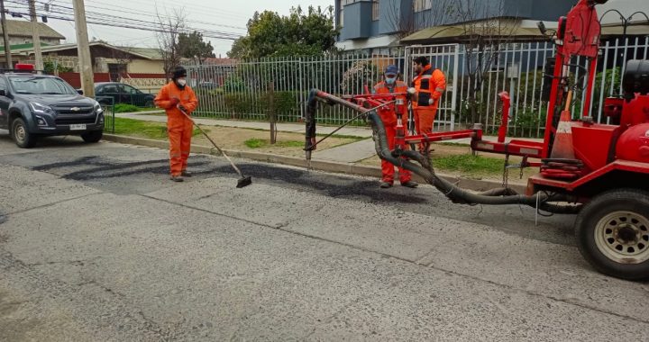 Quilpué: Se mantienen faenas para bachear, emparejar y limpiar calles tras sistema frontal