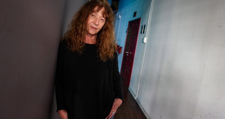 Claudia di Girolamo dirige “Plaza pública”,obra que se exhibe en Sala Negra UV
