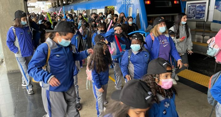 Un centenar de niños y niñas viajan en tren especial hacia la magia del cine