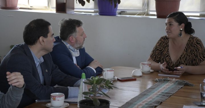 Alcaldesa Javiera Toledo y decano de Facea de la Universidad de Valparaíso se reunieron para generar apoyo mutuo