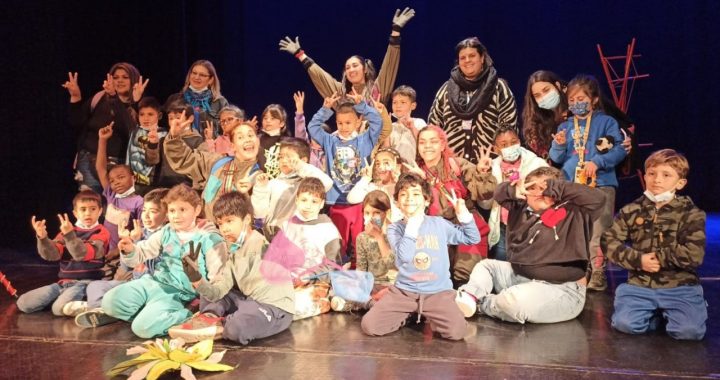 Un millar de escolares aprendió la importancia de plantar árboles con obra de teatro de Proyecto “Quillota Respira”