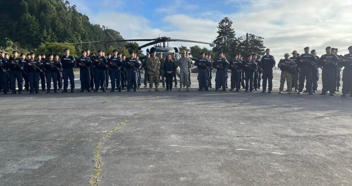 Autoridades de Defensa reciben a contingente de refuerzo de la Armada que llegó a la Región del Biobío