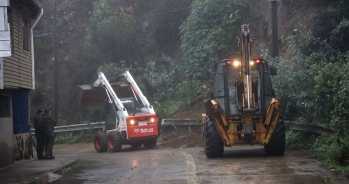 Municipio porteño se despliega en terreno ante emergencias por lluvias en Valparaíso