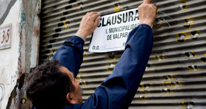 Municipio hace frente a “chumbeques” ilegales y clausura tres de estos en el plan de Valparaíso