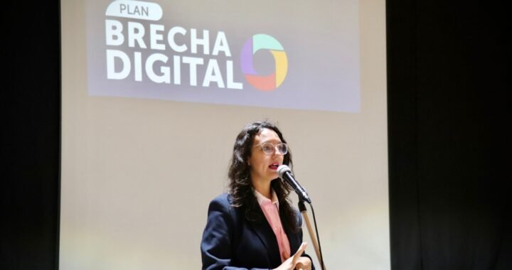 Subsecretario de Telecomunicaciones presenta plan brecha digital cero a vecinos de LLay Llay