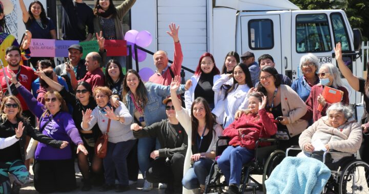 Visibilizan realidad del Alzheimer y otras demencias con feria comunitaria en Valparaíso