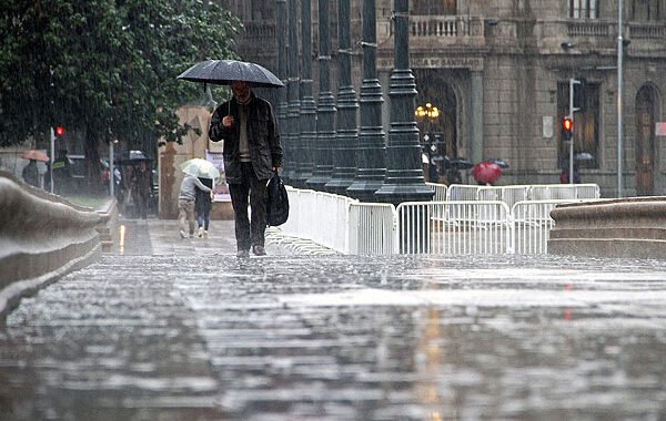 Santiago Bajo la Lluvia: Peak de Precipitaciones y Alerta por Remociones en Masa