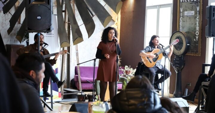 Tocatas Porteñas en Almendral: Una Noche de Cumbia y Ritmos Tropicales