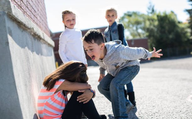 Violencia entre estudiantes fuera del colegio: ¿Qué pueden hacer los colegios?