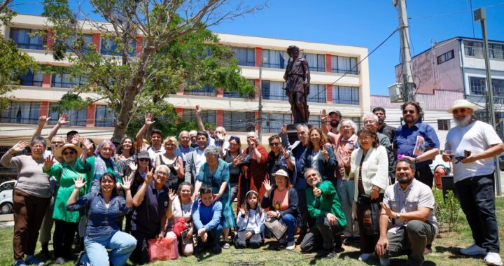 «El Príncipe Feliz» Regresa a Plaza Waddington: Comunidad y Municipio Inauguran Escultura «El Verano»