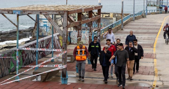 Municipio interviene Paseo Wheelwright tras daños por marejadas