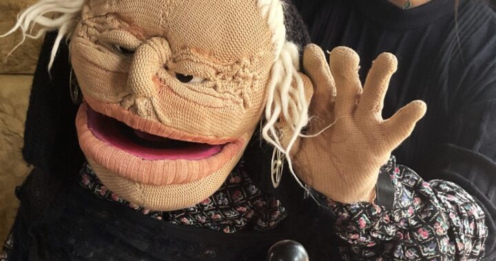 “Abuela Domitila” anima el Día del Libro con cuentos y sorpresas en Cerro Alegre