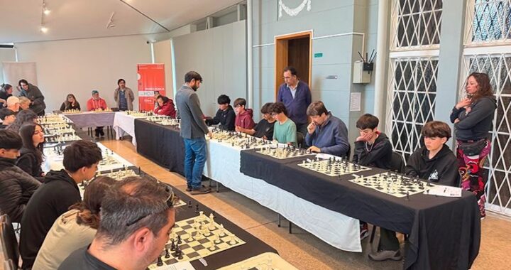 Simultánea de ajedrez en Viña: el Campeón Nacional deslumbró en el Museo Fonck con un encuentro inclusivo