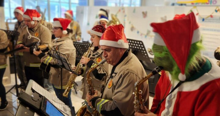 El Viejito Pascuero y Bomberos llenan de magia navideña el Hospital Gustavo Fricke